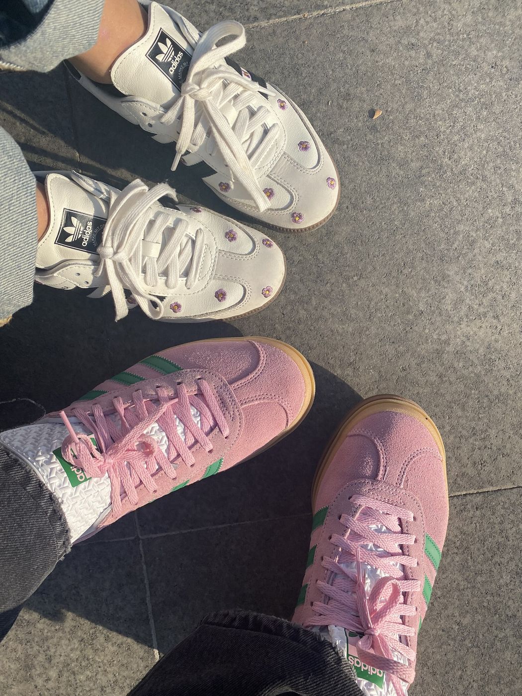 Tenis rosa palo vistos desde arriba